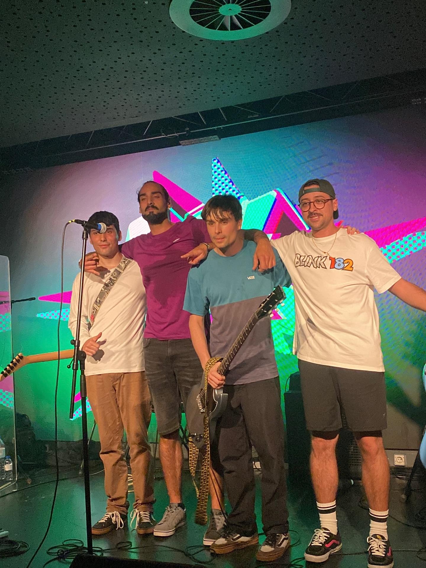 CX em palco com o logotipo projetado ao fundo