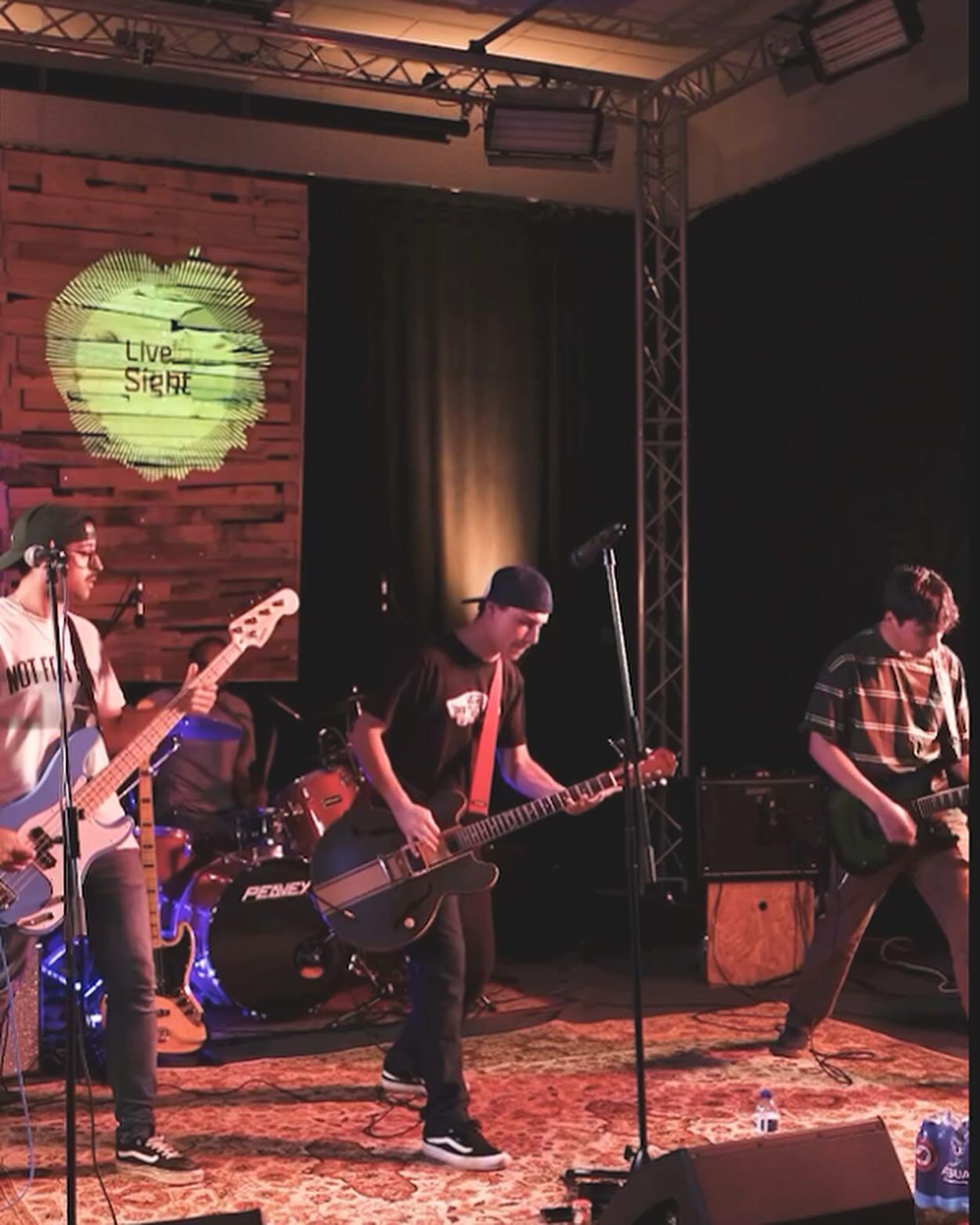 Momento ao vivo da banda CX