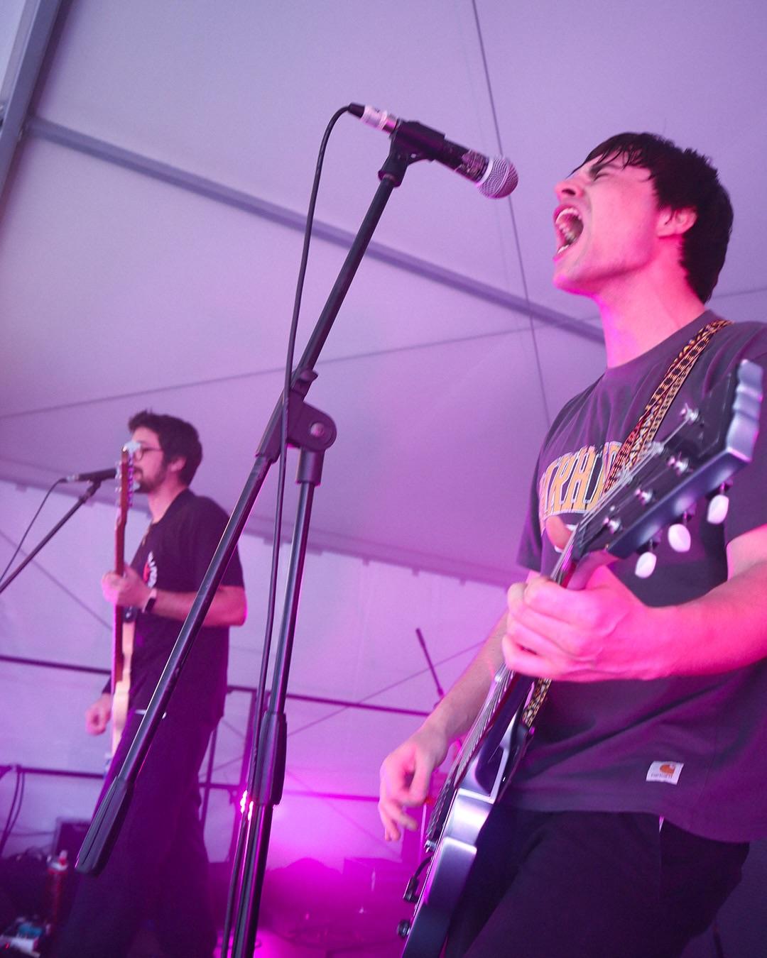 CX durante uma atuação ao vivo