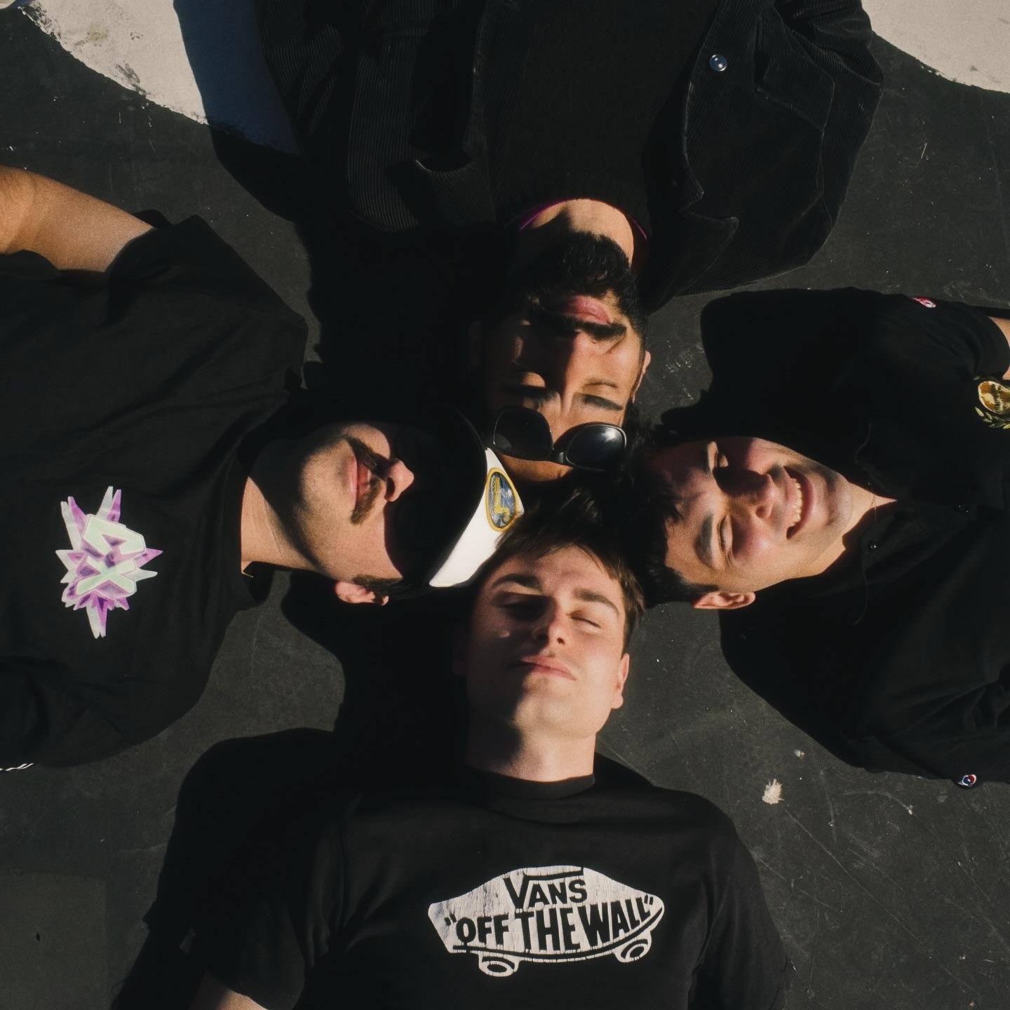 Retrato promocional da banda CX