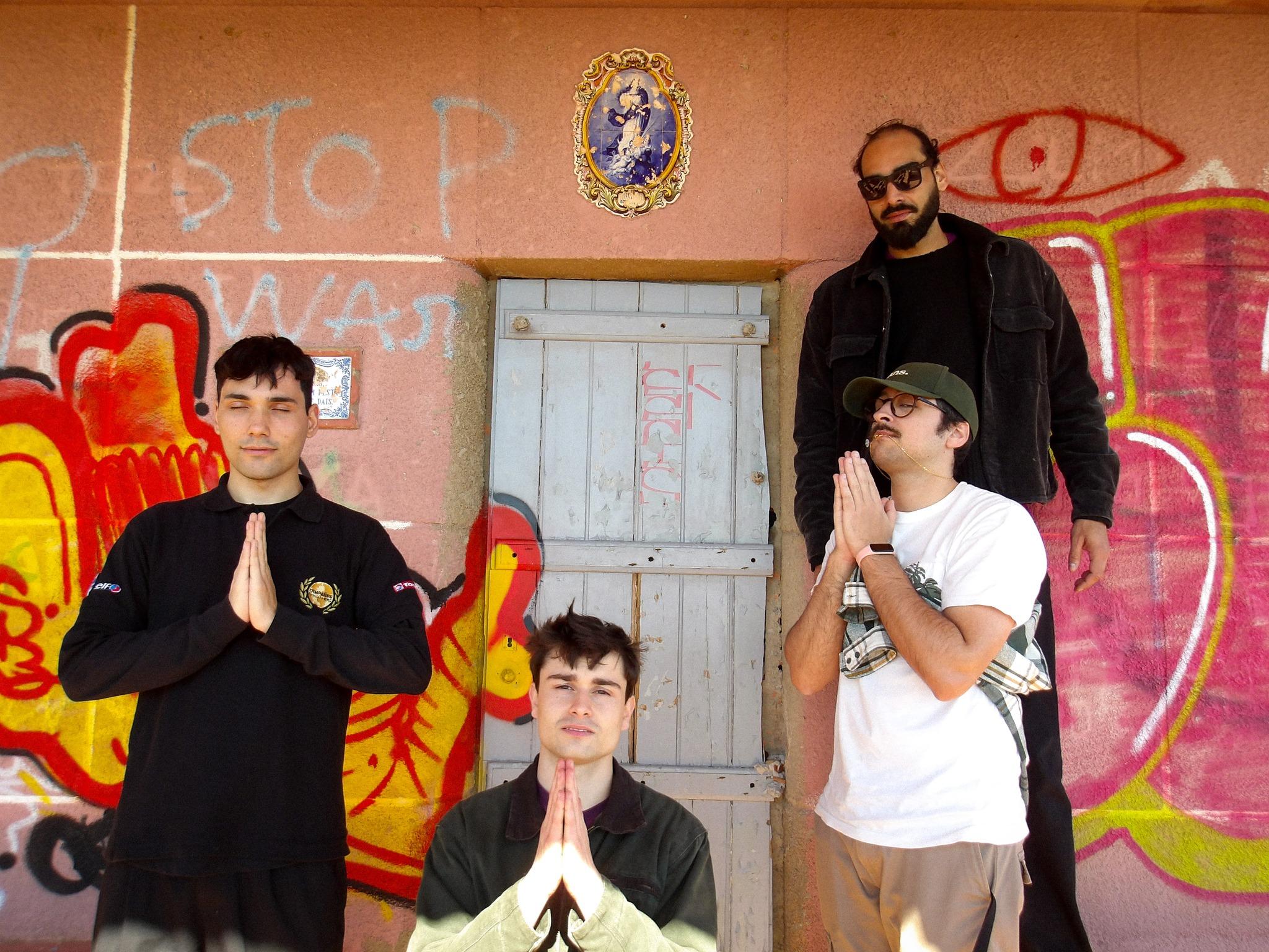 CX em foto promocional junto a uma parede com graffiti