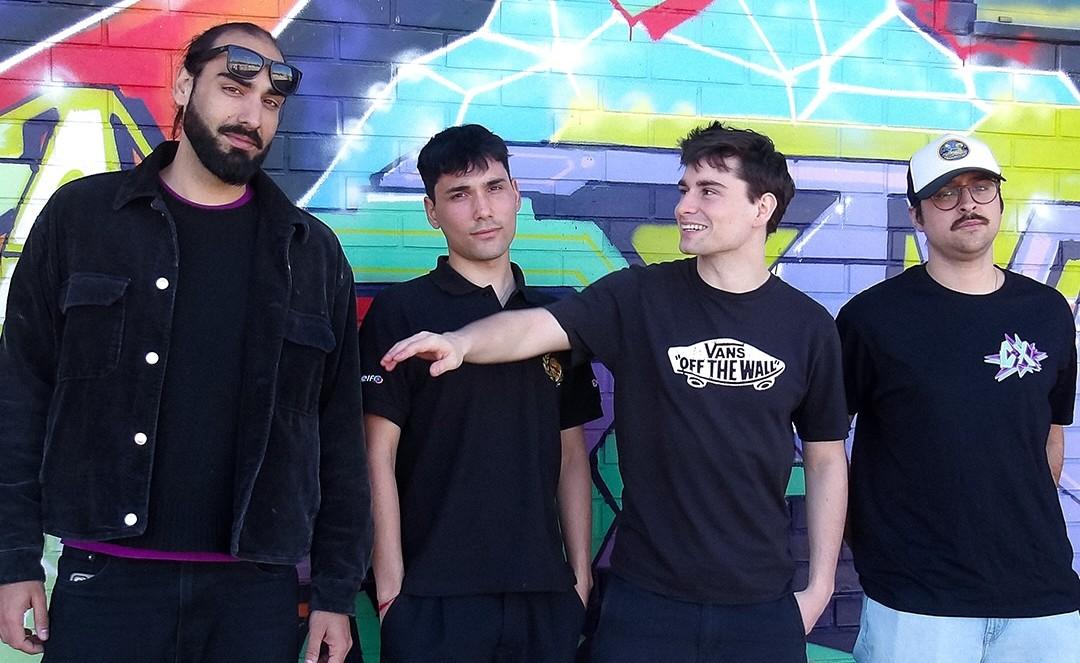 Retrato promocional da banda CX em exterior